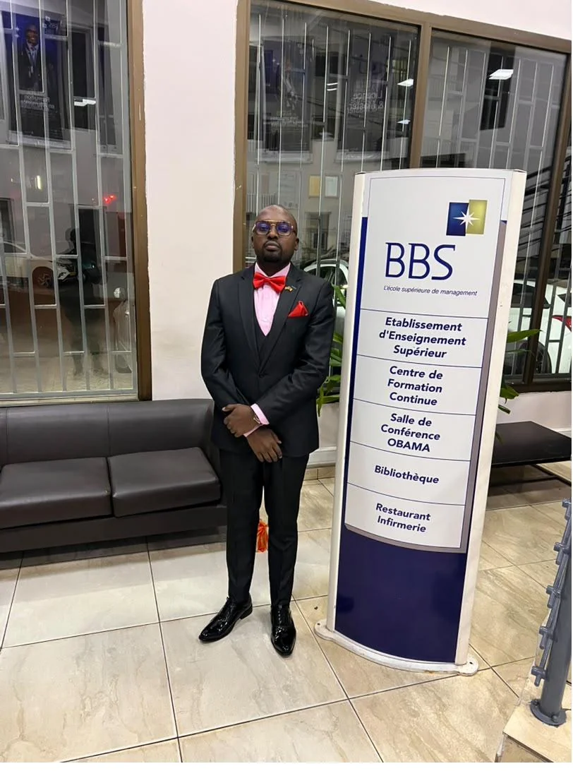 L'expert devant le totem de la BGFI Business School — l'école supérieure de management, Libreville