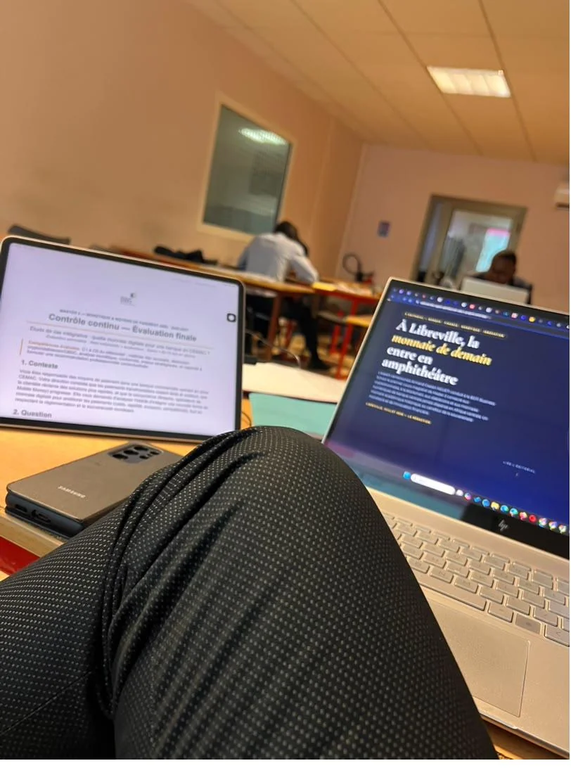 L'éditorial du cours affiché sur les écrans